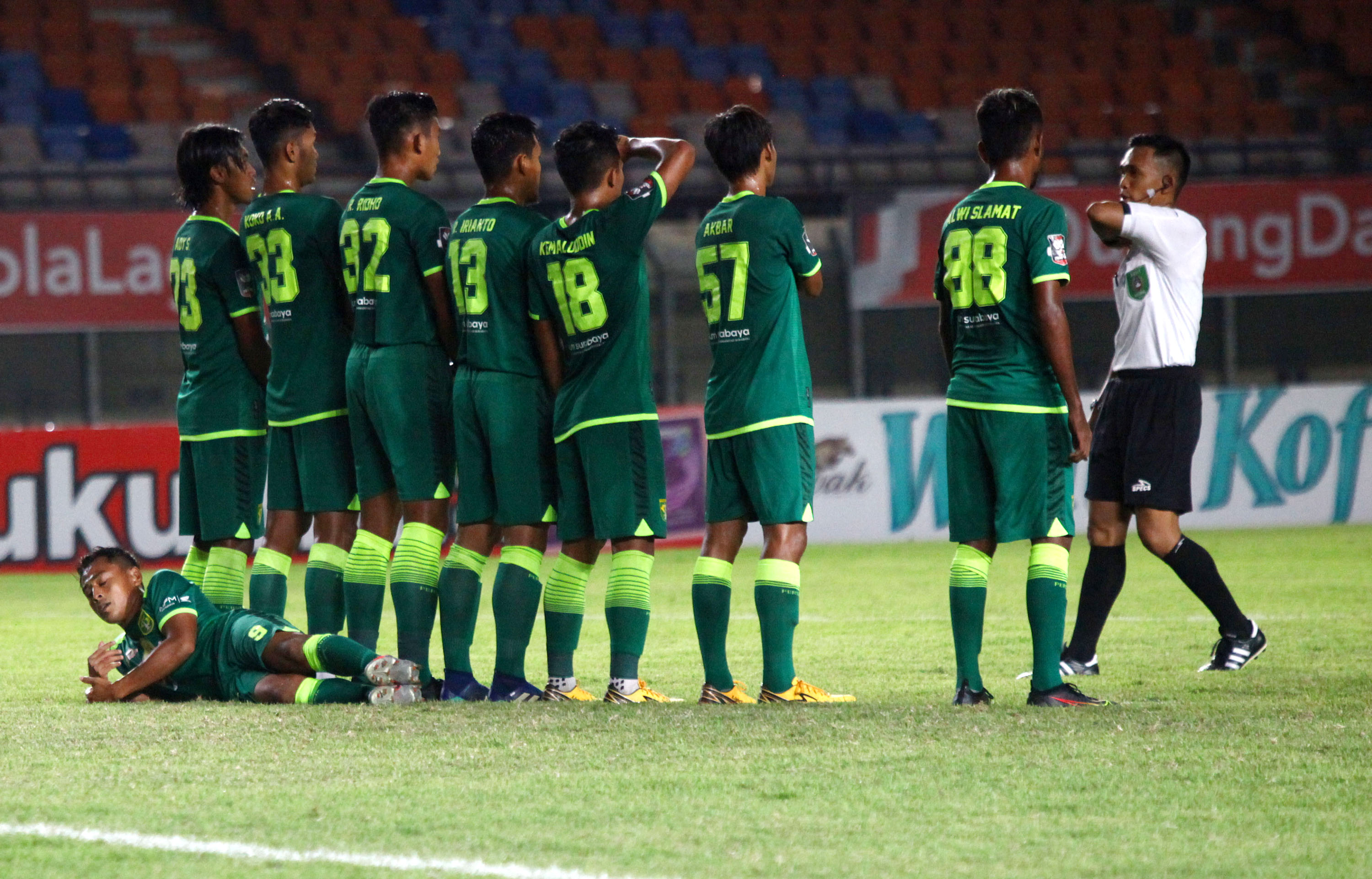 piala-menpora-persebaya-surabaya-vs-persela-lamongan-imbang-0-0_20210403_233809.jpg