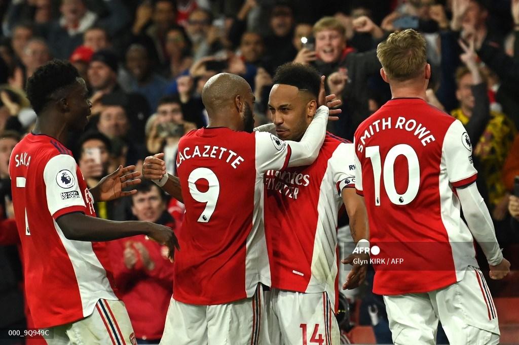 pierre-emerick-aubameyang-2r-merayakan-dengan-rekan-satu-timnya-setelah-mencetak-gol.jpg