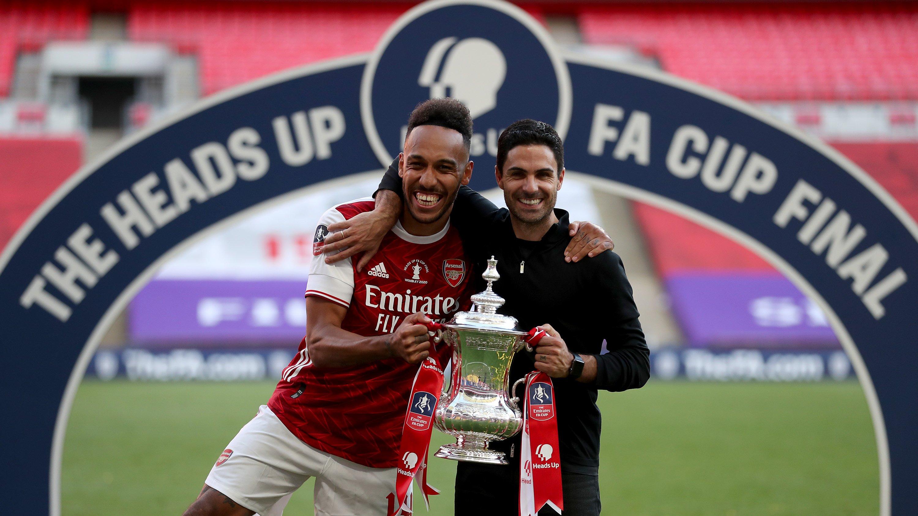 pierre-emerick-aubameyang-bersama-mikel-arteta-saat-mengangkat-trofi-piala-fa-ke-14-arsenal.jpg