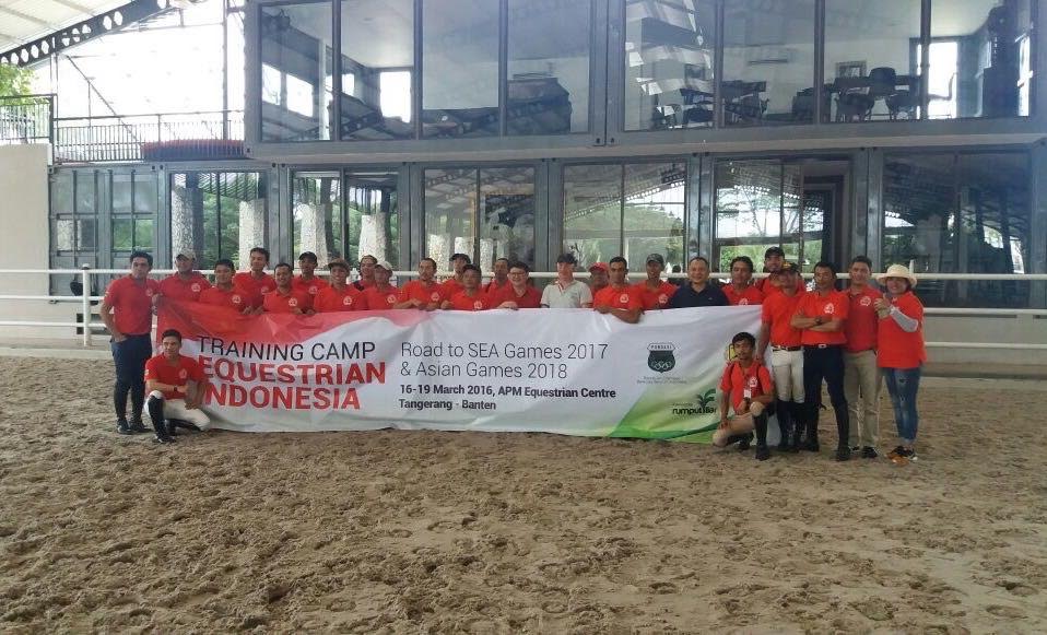 pieter-jan-berkers-bersama-para-rider-peserta-training-camp_20170320_163840.jpg