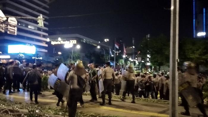 pihak-kepolisian-saat-membubarkan-massa-yang-masih-bertahan-di-depan-kantor-bawaslu.jpg