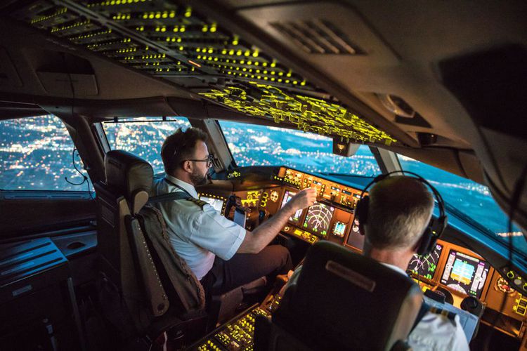 pilot-dalam-kokpit-pesawat_20170816_200409.jpg