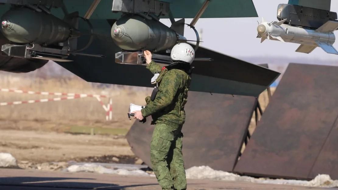 pilot-su-34-sedang-mengecek-pesawat-yang-membawa-bom-fab-1500.jpg