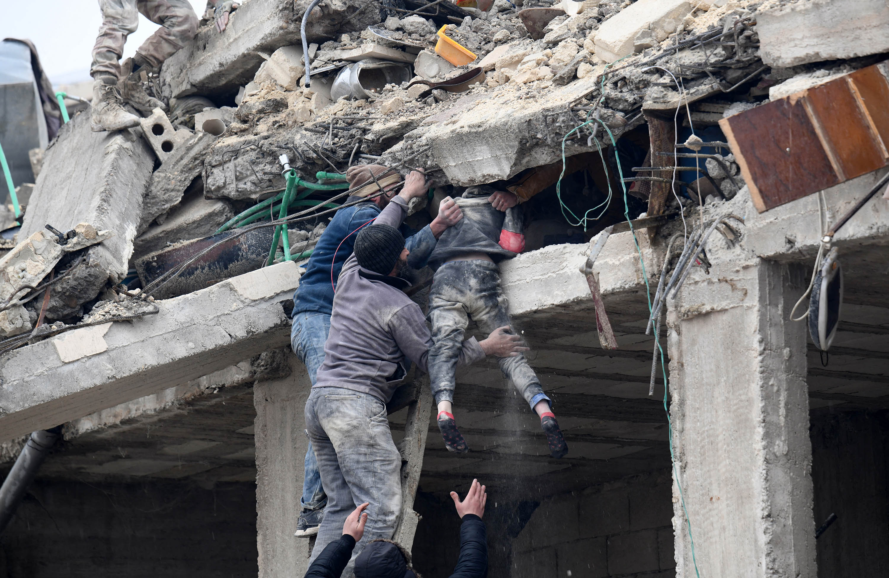 pilu-potret-evakuasi-korban-gempa-turki_20230207_101430.jpg