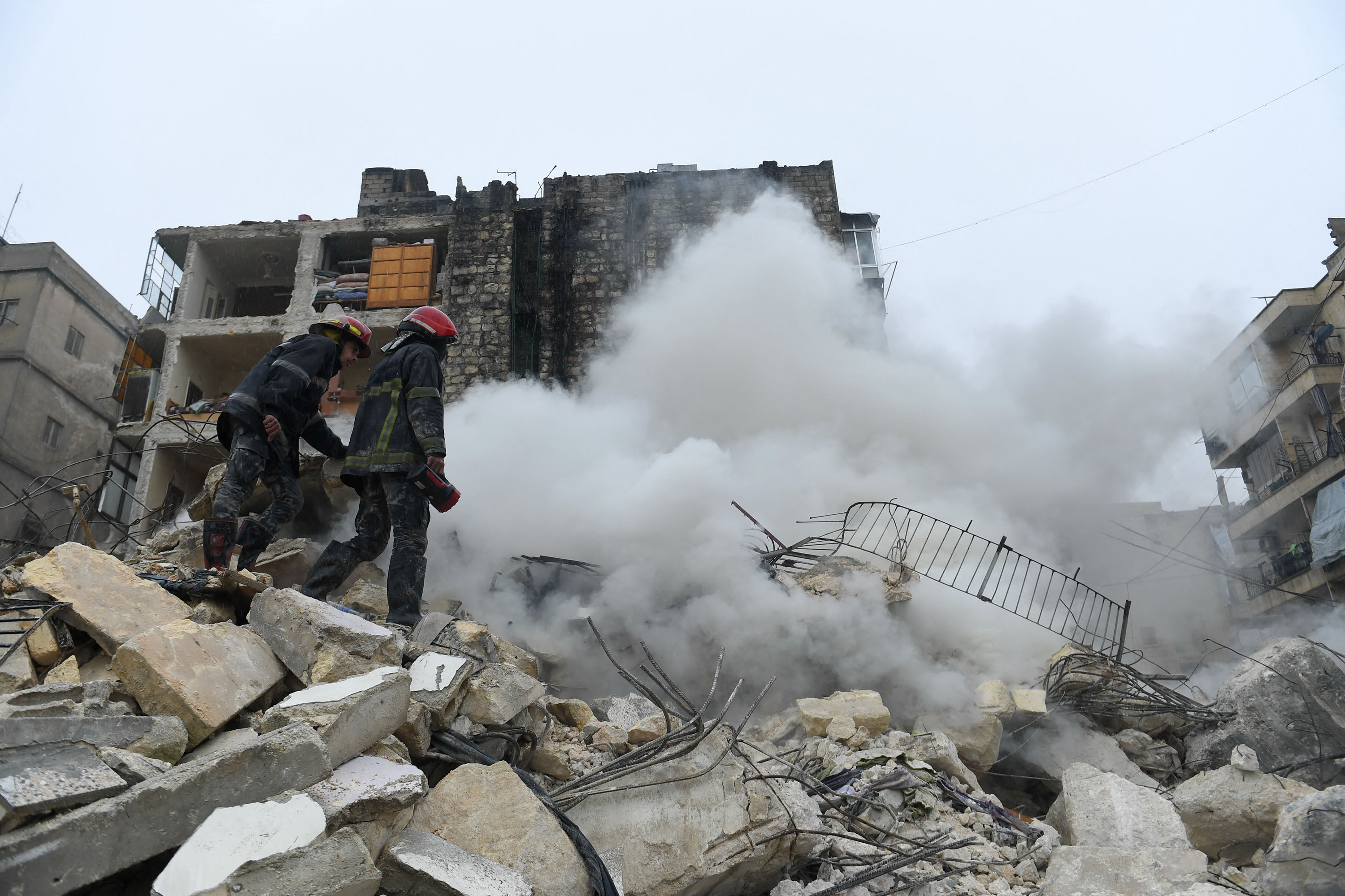 pilu-potret-evakuasi-korban-gempa-turki_20230207_103157.jpg
