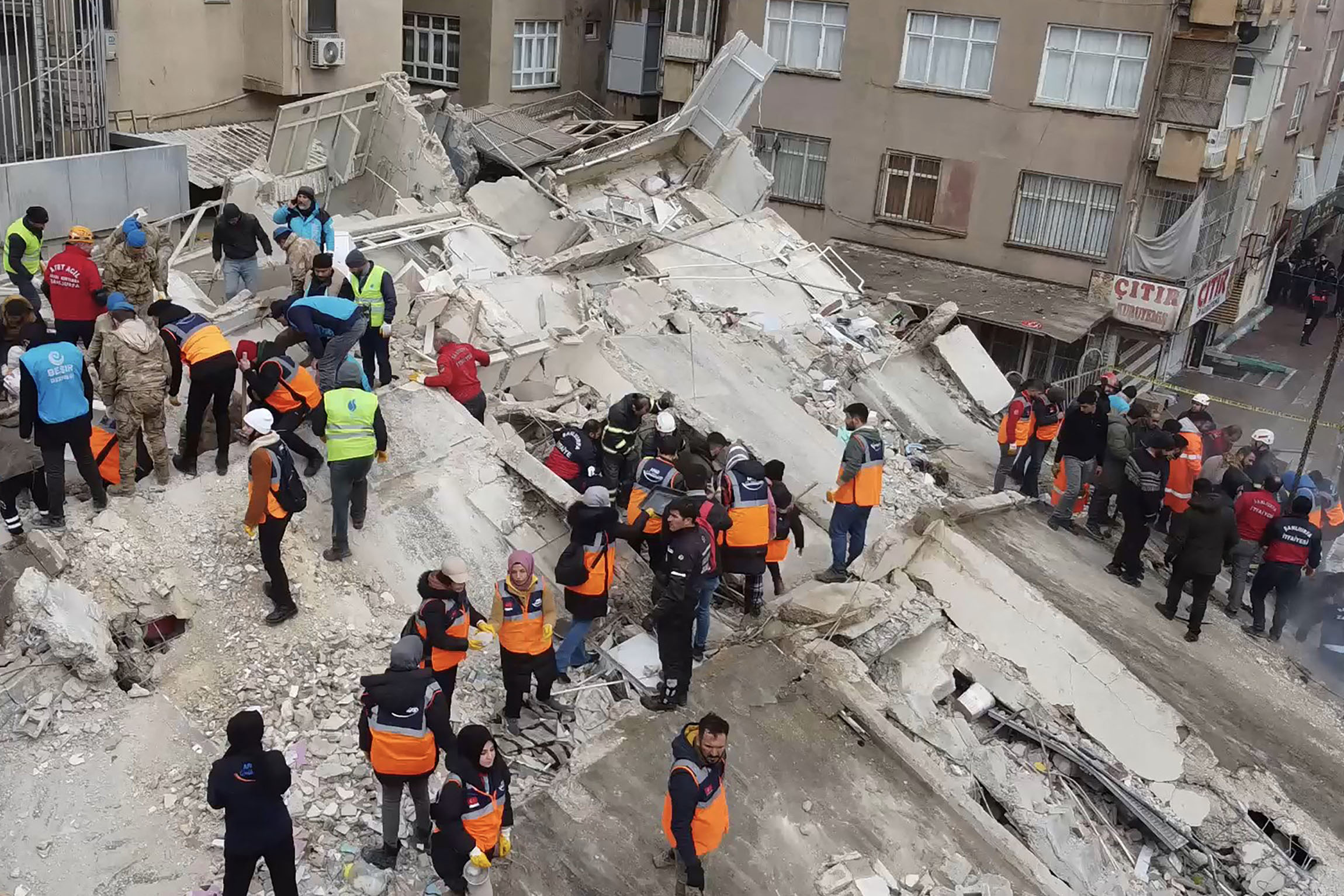 pilu-potret-evakuasi-korban-gempa-turki_20230207_104157.jpg