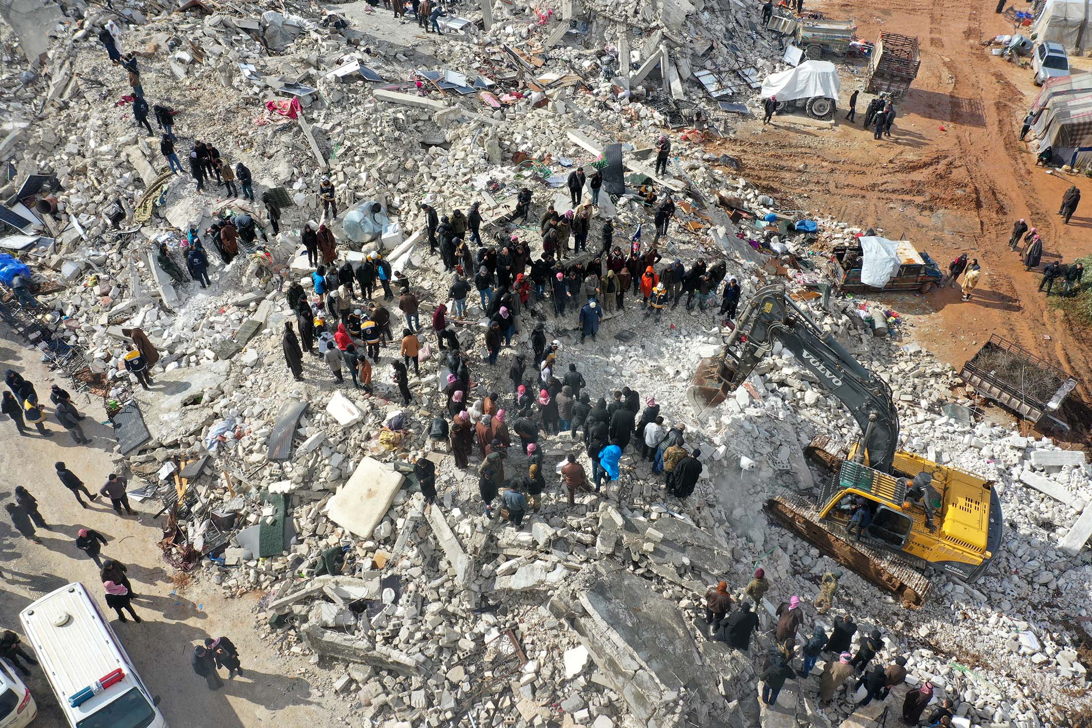 pilu-potret-evakuasi-korban-gempa-turki_20230207_104351.jpg