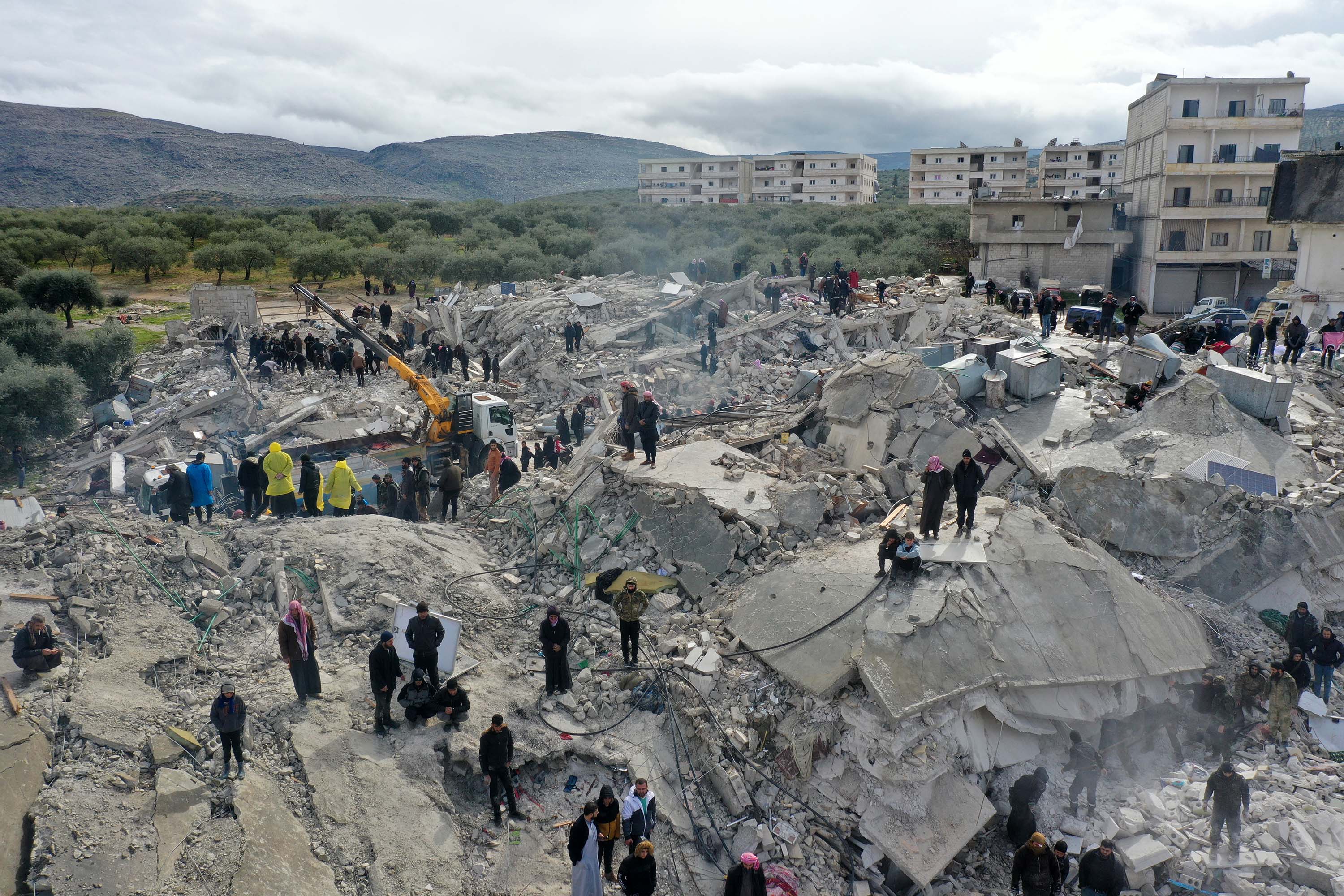pilu-potret-evakuasi-korban-gempa-turki_20230207_142844.jpg