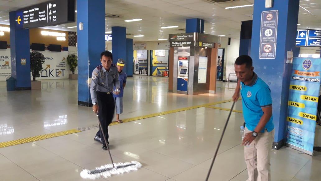 pimpinan-aksi-bersih-bersih-kawasan-terminal-tirtonadi-jumat-22112019.jpg