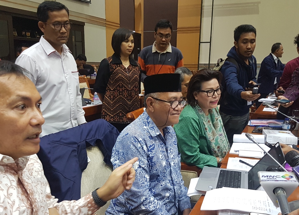 pimpinan-kpk-dari-kiri-saut-situmorang-agus-rahardjo-dan-basaria_20170911_194549.jpg