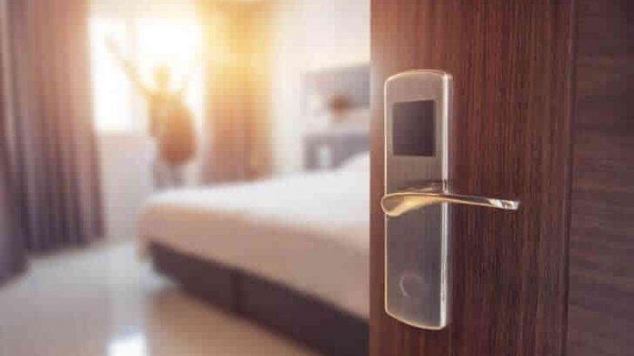 pintu-kamar-hotel.jpg