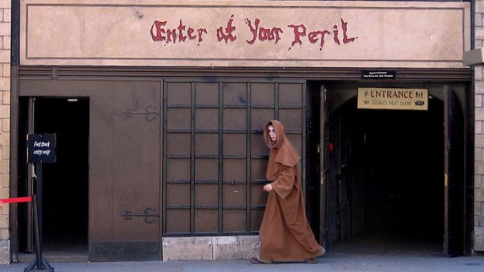 pintu-masuk-depan-dungeon-london.jpg