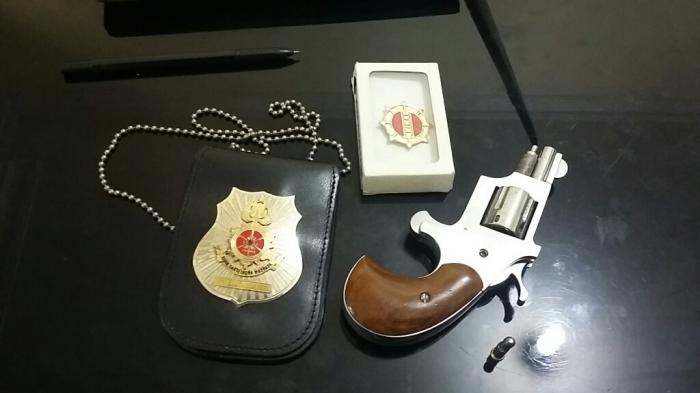 pistol-dan-lencana-polisi_20160703_235430.jpg