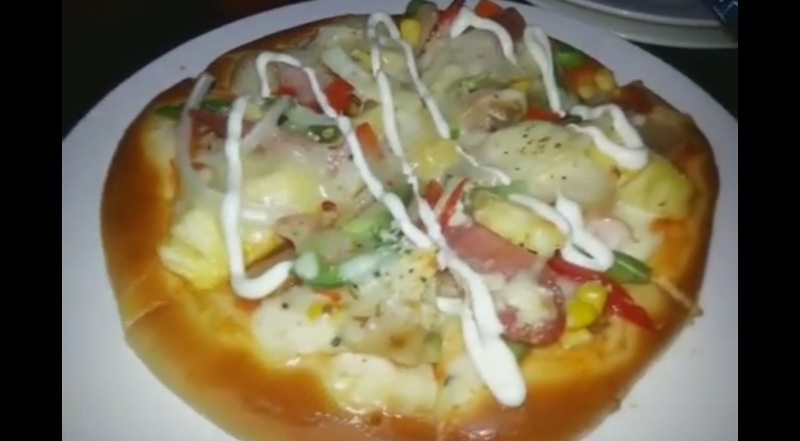 pizza-murah-standar-hotel-bintang-empat-jadi-menu-berbuka-puasa_20150704_231930.jpg