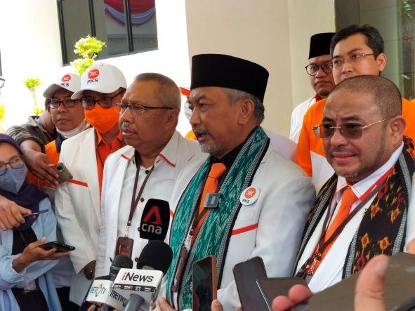 pks-dan-jajaran-saat-di-kpu.jpg