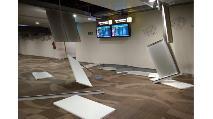 plafon-terminal-bandara-ngurah-rai-rusak_20180806_090118.jpg