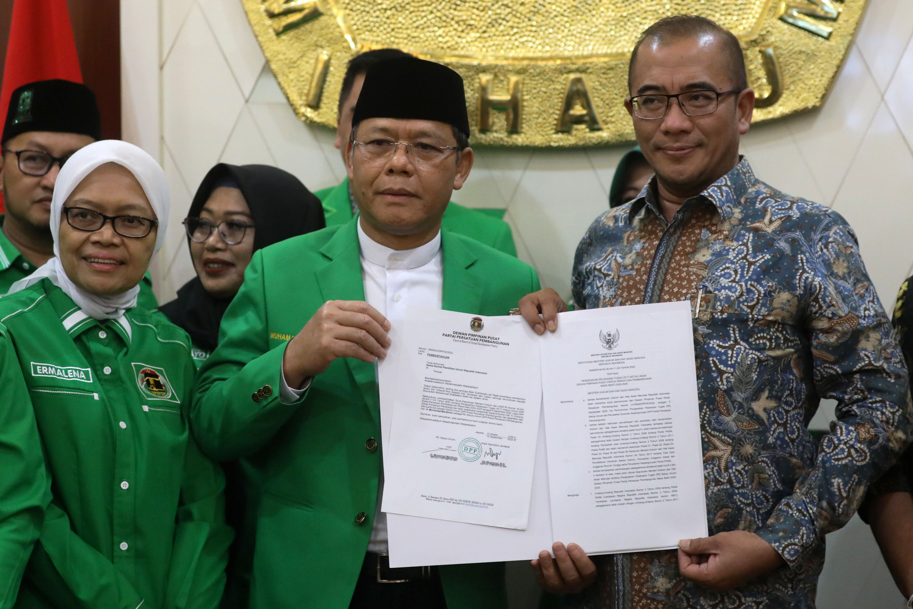 plt-ketum-ppp-datangi-kpu-serahkan-sk-kemenkumham_20220912_204911.jpg