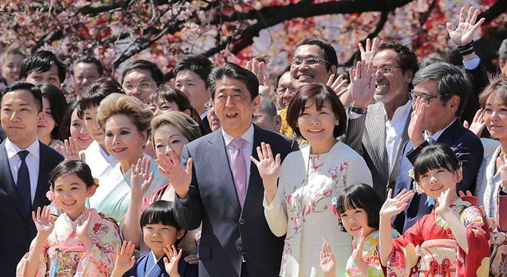 pm-jepang-shinzo-abe-dan-dewi-soekarno_1.jpg