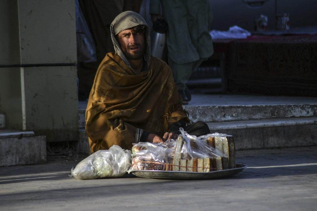 pnjual-kue-di-pinggir-jalan-di-kandahar-afghanistan-pada-21-november-2021.jpg