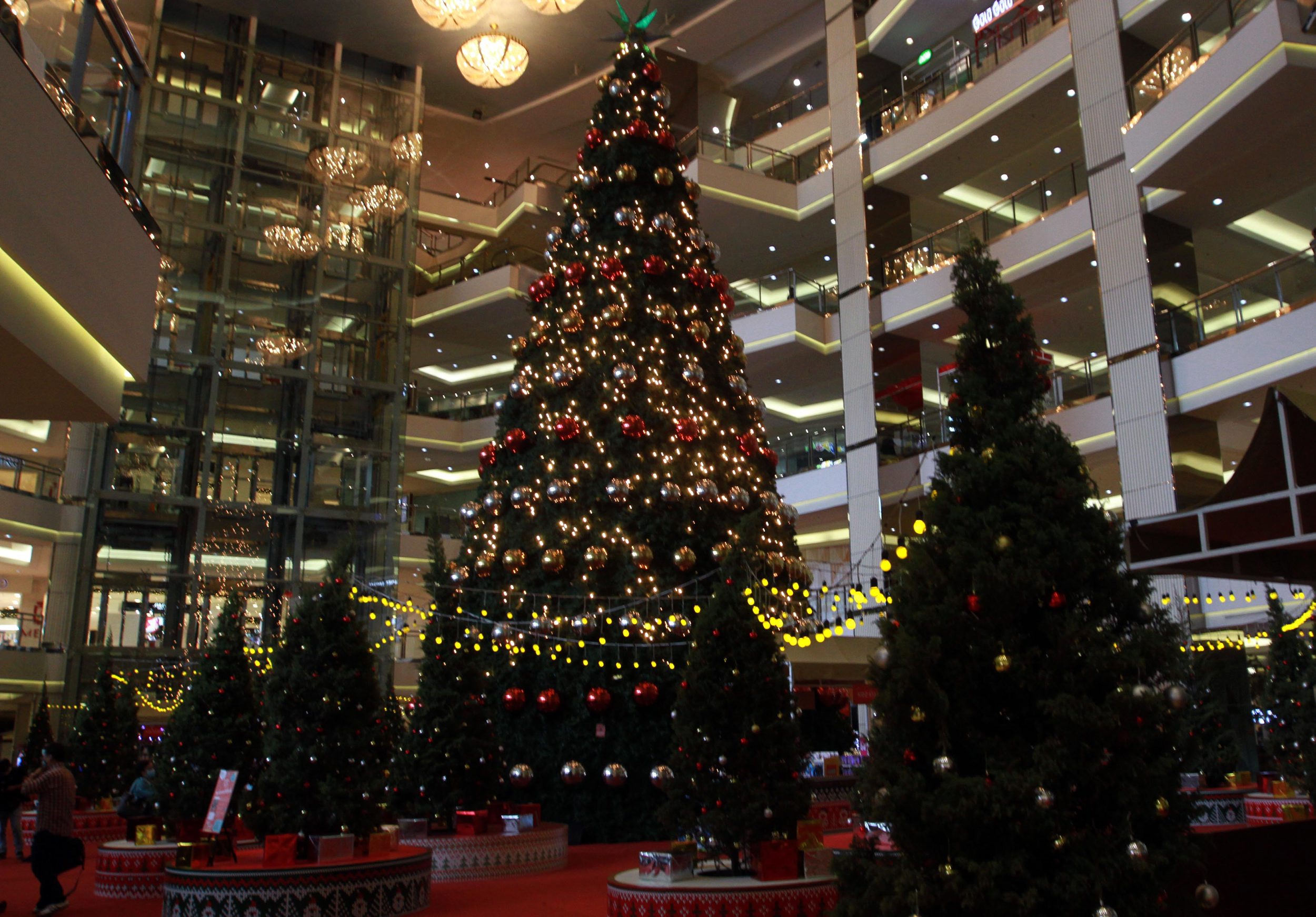 pohon-natal-raksasa-di-mall-taman-anggrek-jakarta_20201222_134254.jpg
