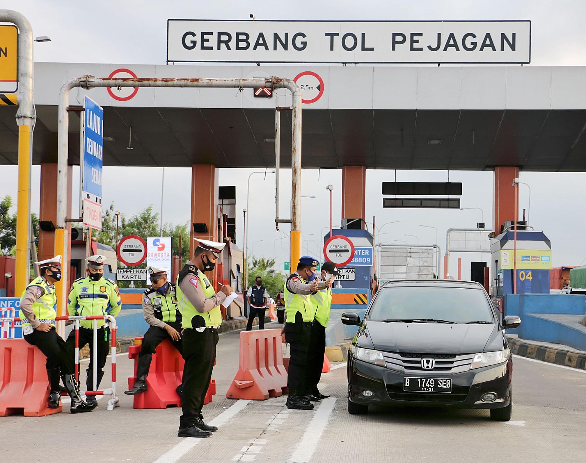 polantas-cek-pemudik-memasuki-jateng-di-pintu-tol-pejagan-brebes_20200429_224349.jpg