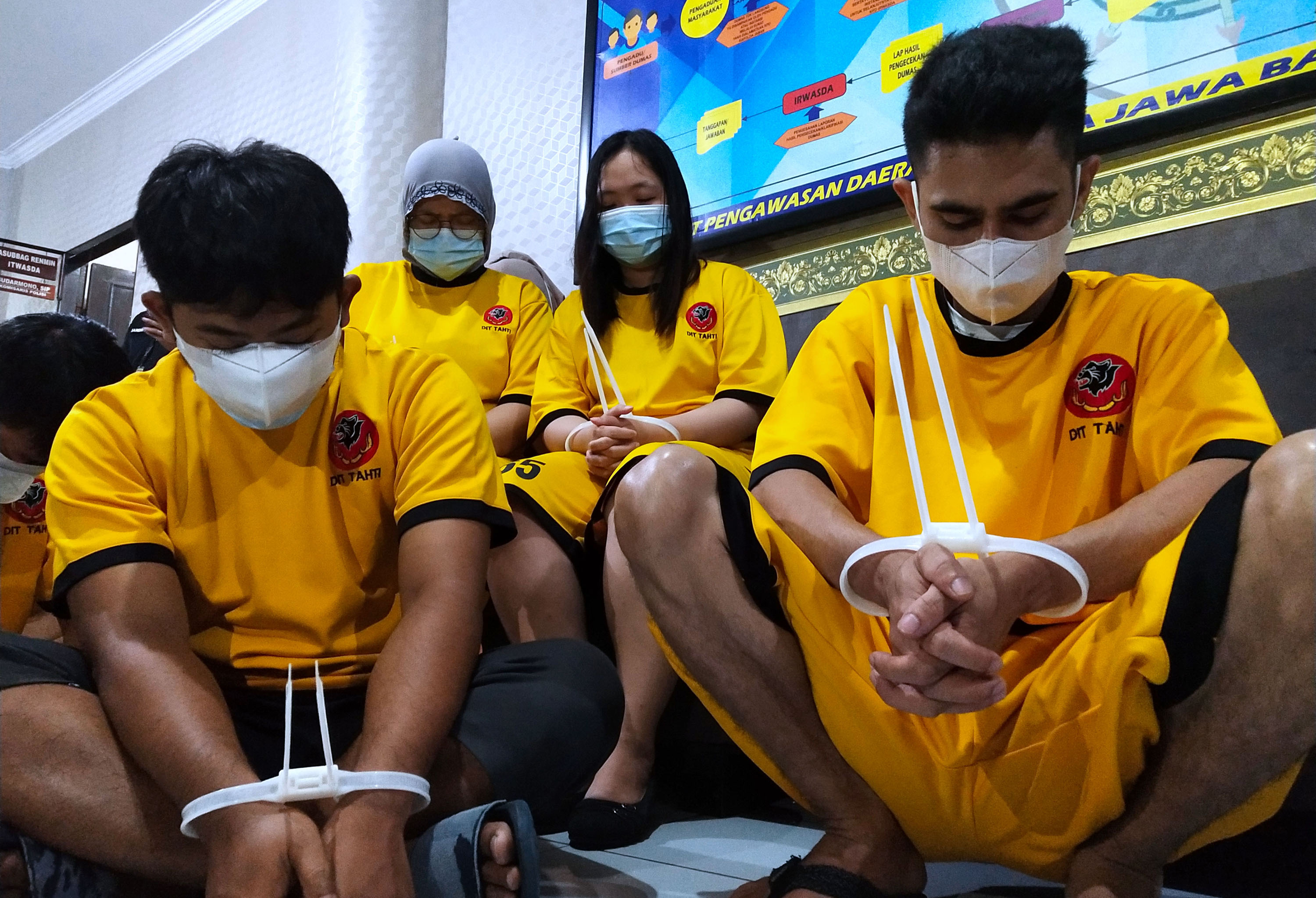 polda-jabar-tetapkan-8-tersangka-pinjol-ilegal_20211021_210804.jpg