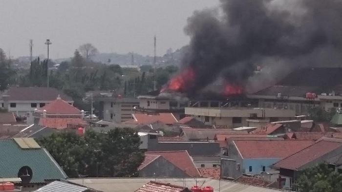 polda-jateng-terbakar_20150930_124337.jpg