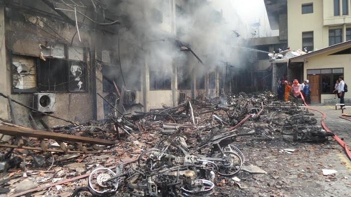 polda-jateng-terbakar_20150930_174429.jpg