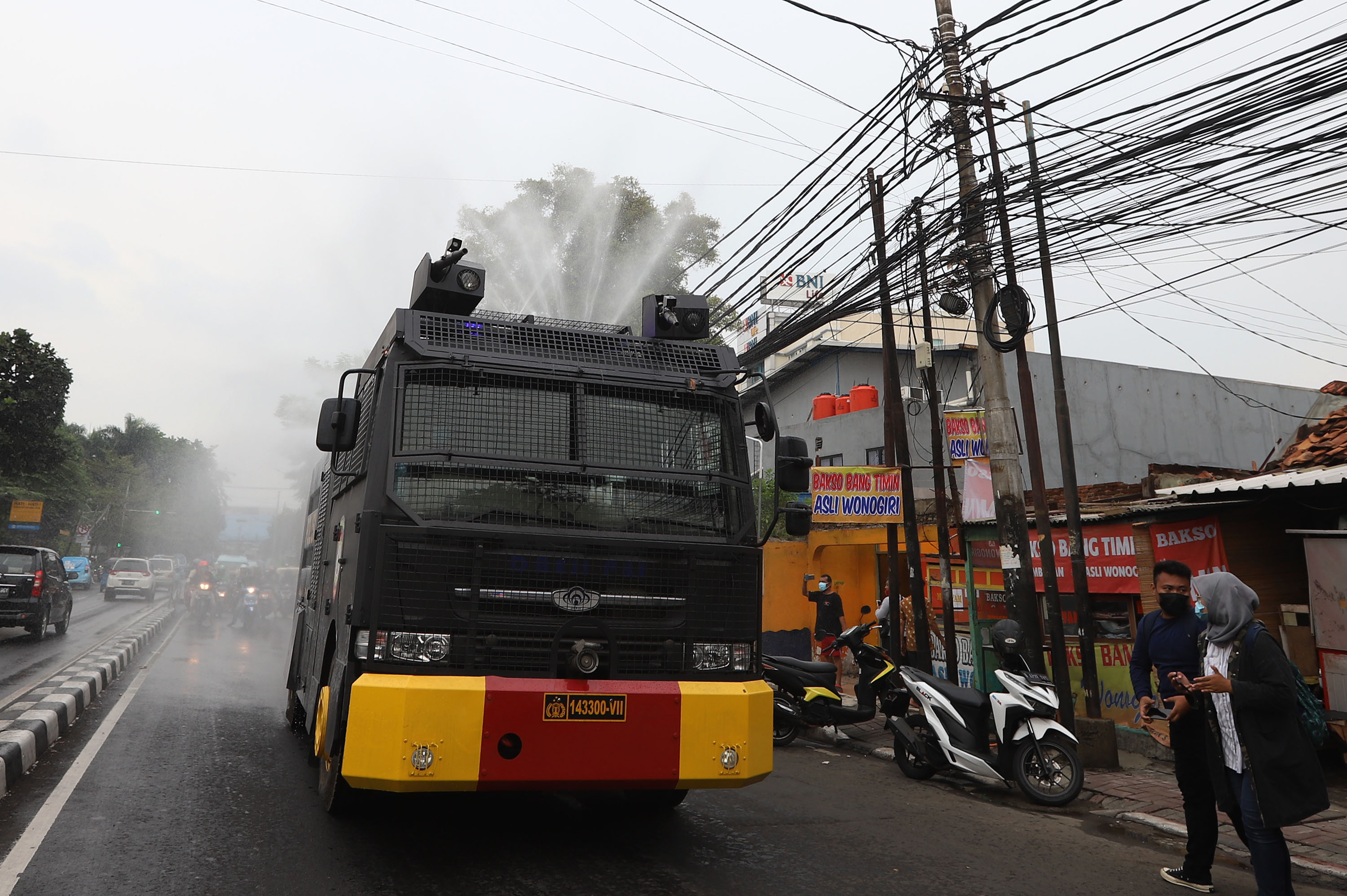 polda-metro-jaya-lakukan-penyemprotan-disinfektan-di-petamburan_20201122_185033.jpg