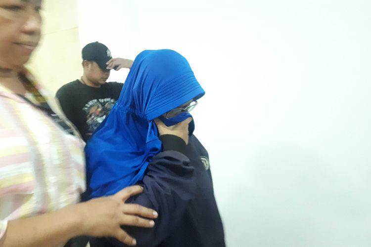 polda-metro-jaya-menangkap-menangkap-dua-perempuan.jpg