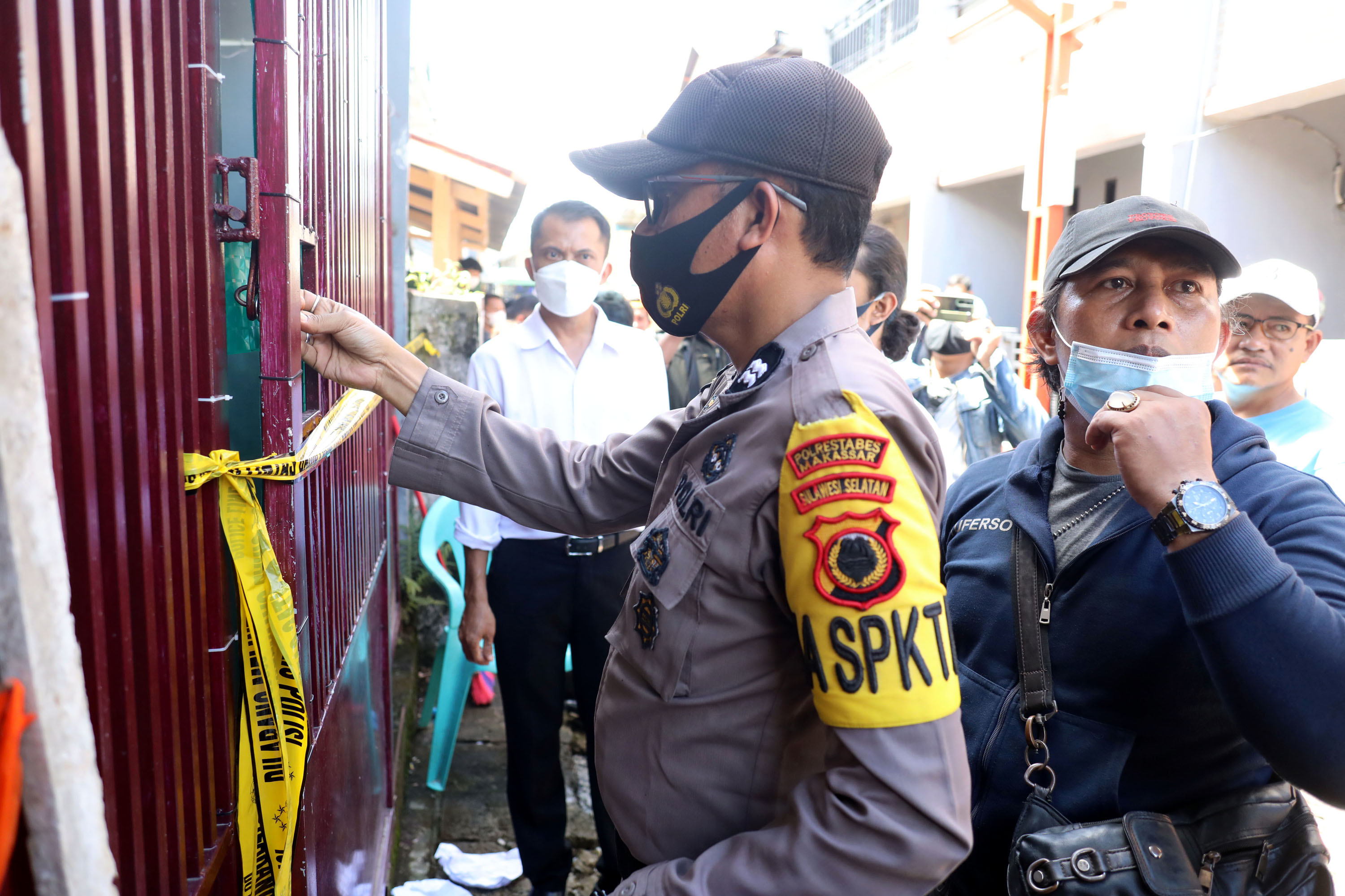 polisi-amankan-barang-bukti-dari-rumah-pelaku-bom-makassar_20210329_223043.jpg