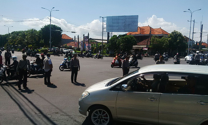 polisi-amankan-jalur-pengunjuk-rasa_20160320_133911.jpg