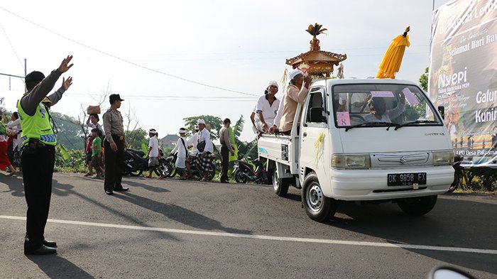 polisi-atur-lalu-lintas_20170325_140656.jpg