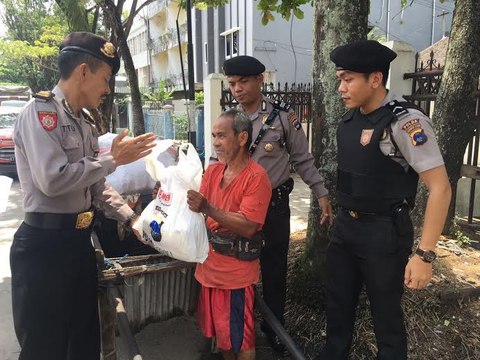 polisi-bagi-sembako_20160413_170540.jpg