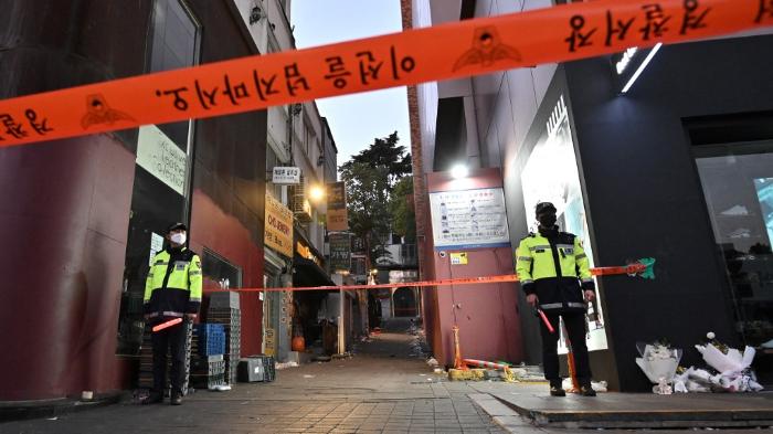 polisi-berjaga-di-lokasi-lonjakan-kerumunan-halloween-itaewon.jpg