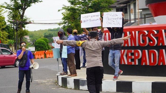 polisi-bubar-paksa-aksi-penolakan-rizieq-shihab-di-solo.jpg