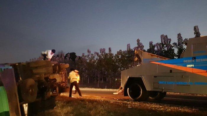 polisi-evakuasi-kendaraan-kecelakaan-di-tol-cipali.jpg