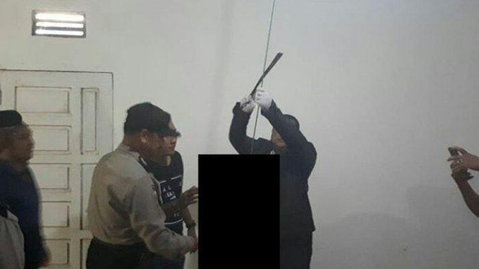 polisi-evakuasi-korban-gantung-diri_1.jpg