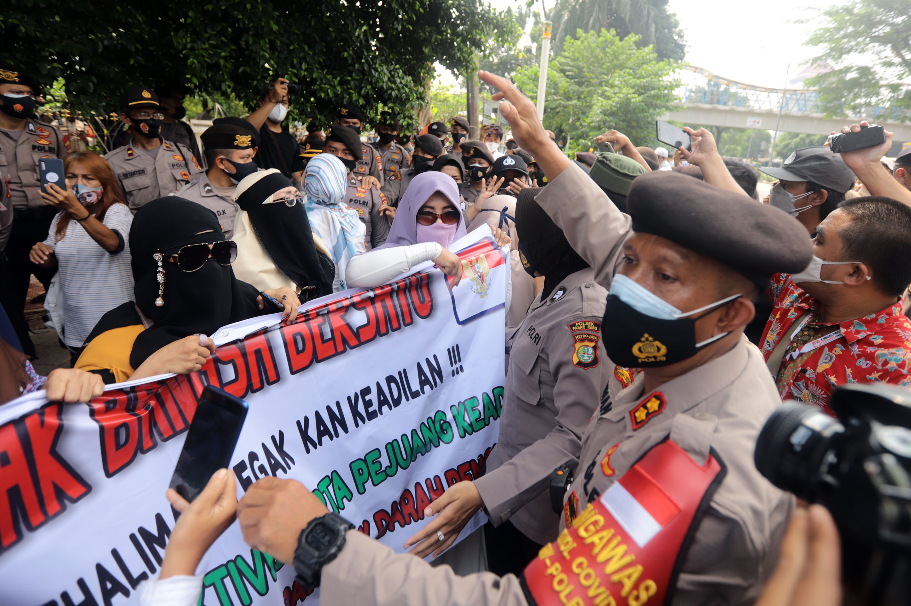 polisi-halau-pendukung-rizieq-shihab-dalam-sidang-di-pn-jaktim_20210319_152756.jpg