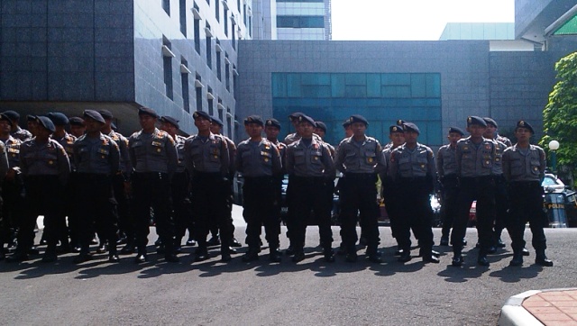 polisi-jaga-dprd-gmj_20150601_113115.jpg