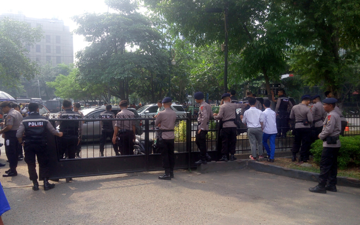 polisi-jaga-ketat-sidang-pemuda-pancasilan-dan-ikatan-pemuda-karya_20160421_103108.jpg
