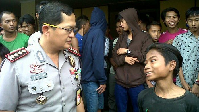 polisi-jakarta-utara-mengamankan-pengatur-lalu-lintas_20150929_092834.jpg