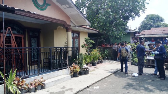 polisi-melakukan-olah-tkp-di-jl-rumah-potong-hewankayu-putih-lingkungan-xi-k_20170409_181410.jpg