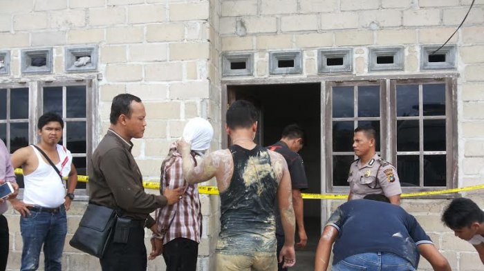 polisi-melakukan-olah-tkp-kasus-pembunuhan-ibu-dan-anak_20170103_152931.jpg