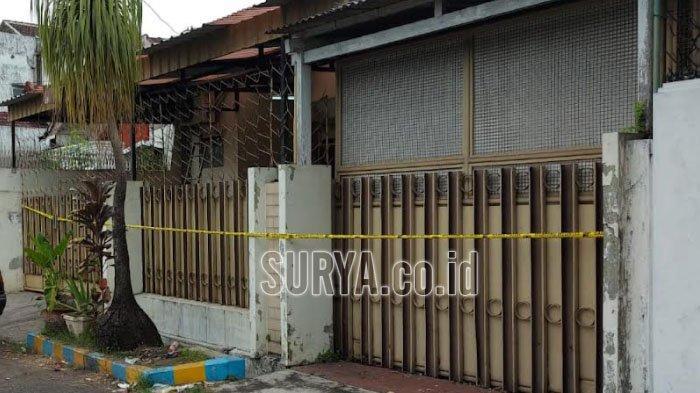 polisi-memasang-police-line-di-lokasi-pembunuhan-ibu-rumah-tangga-berusia-40.jpg