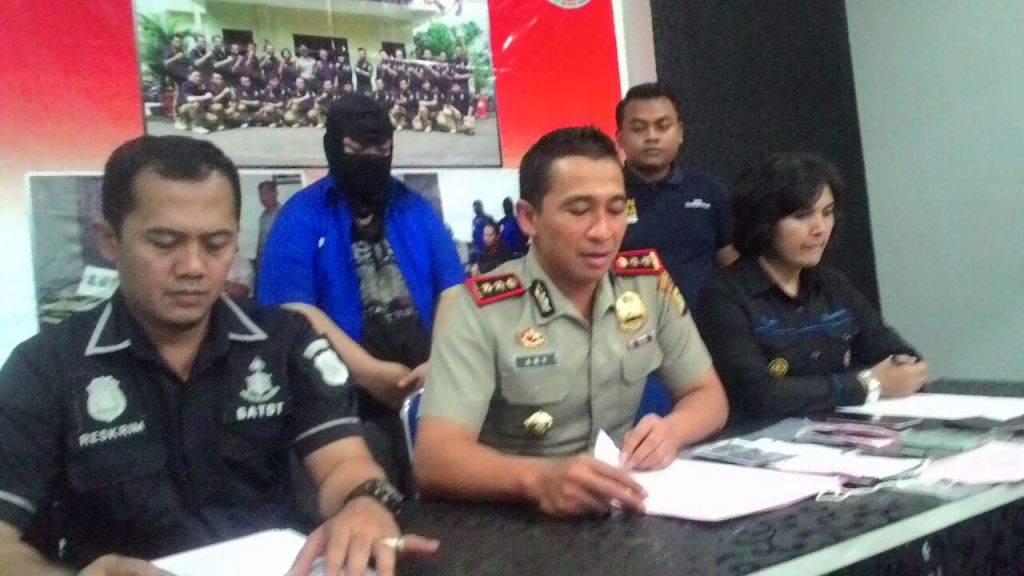 polisi-menangkap-satu-ora_20160616_164756.jpg
