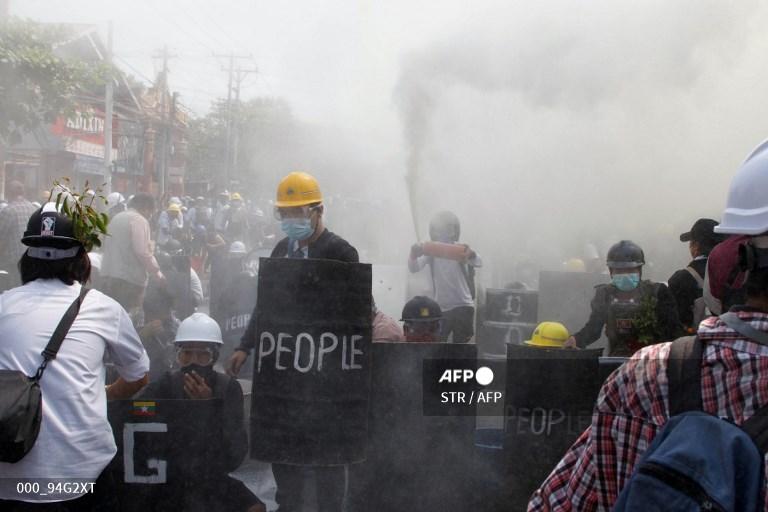 polisi-menembakkan-gas-air-mata-myanmar.jpg