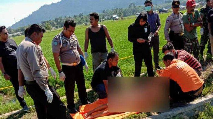 polisi-mengevakuasi-mayat-perempuan-yang-ditemukan-tewas-di-kelurahan-anjungan-melancar.jpg
