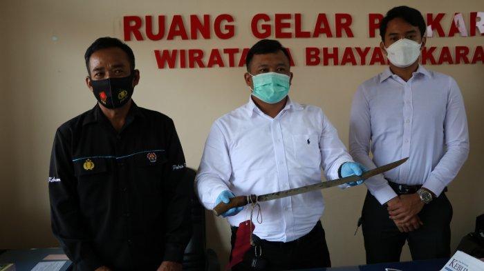 polisi-menunjukkan-alat-bukti-kejahatan-berupa-pedang-yang-dipakai-un.jpg