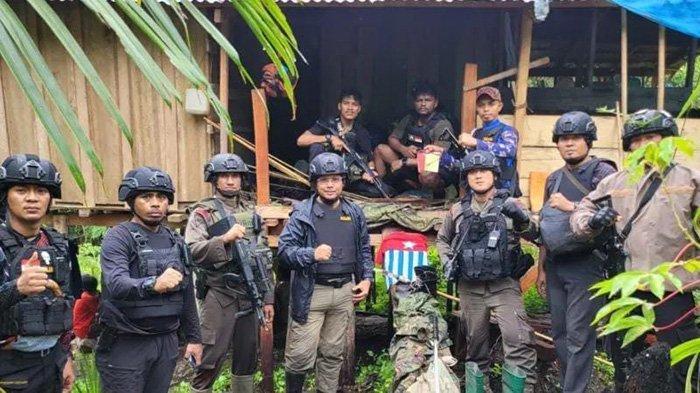 polisi-menyergap-para-pelaku-penyerangan-distrik-kramomongga.jpg